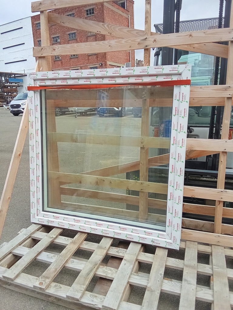 Châssis PVC blanc neuf - 150*150
