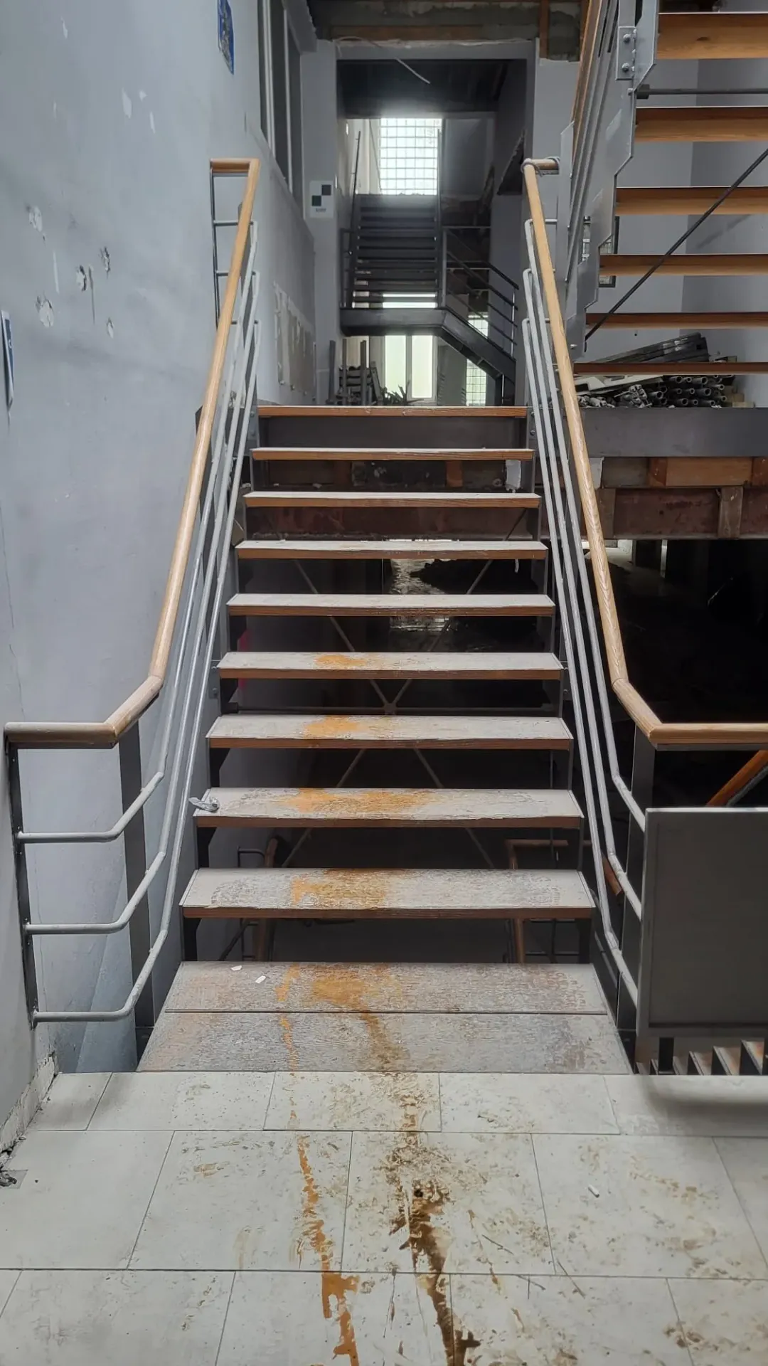 [EXT - Bailly] Escalier droit avec petite plateforme au début