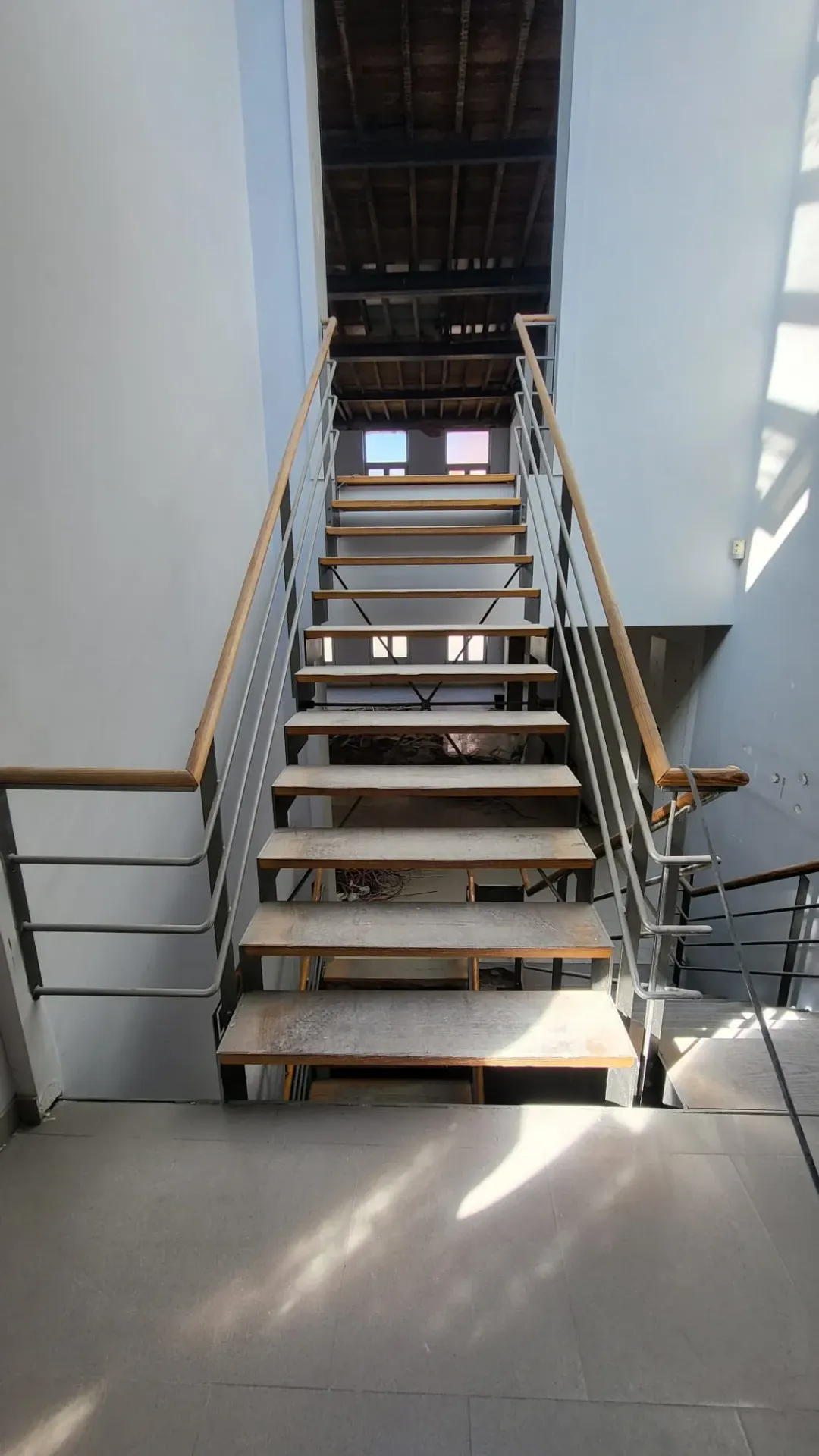 [EXT - Bailly] Escalier droit 12 marches avec limons métalliques