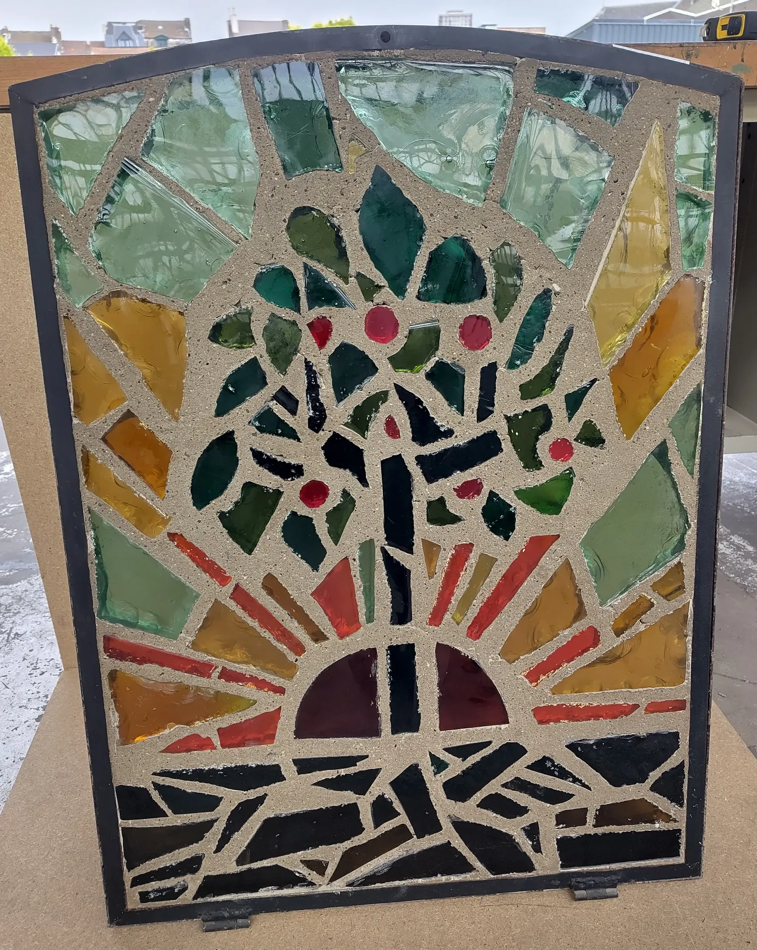 Ancien vitrail dalle de verre ouvrant sur châssis métallique basculant 64x86x3 cm