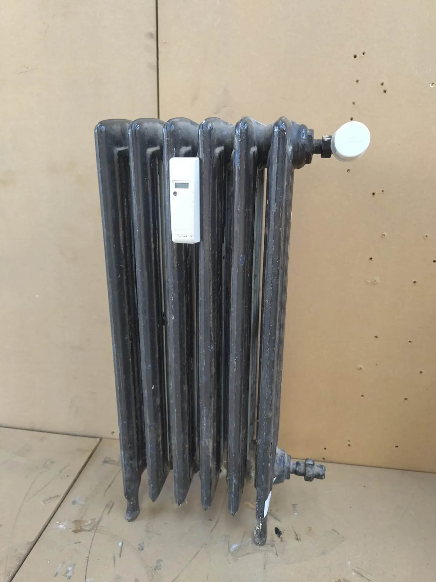 Radiateur sur pied en fonte noir 72x30x22 cm (L)