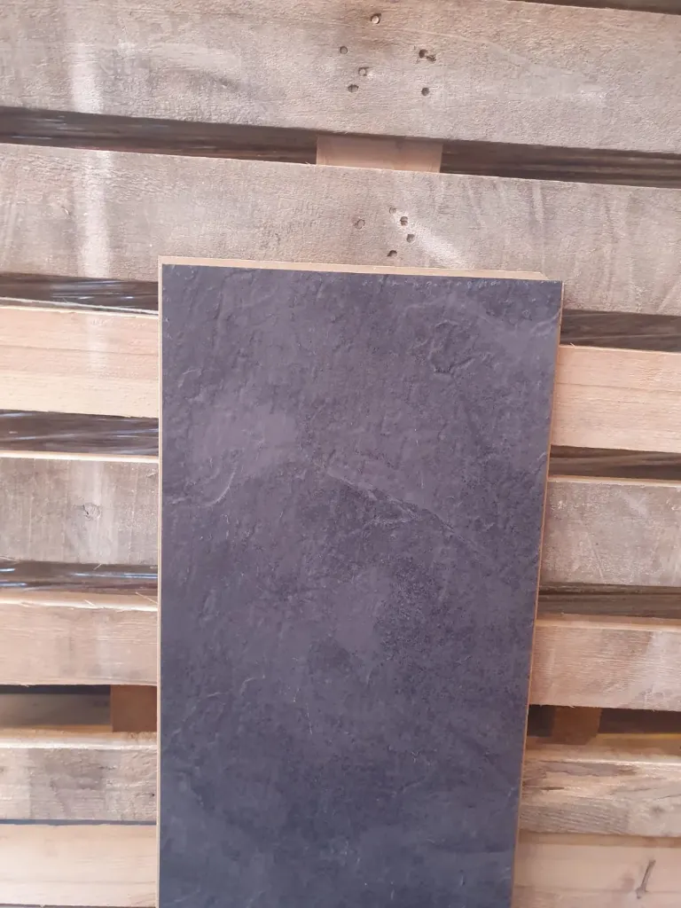 Plancher stratifié Parador imitation ardoise noire texture pierre