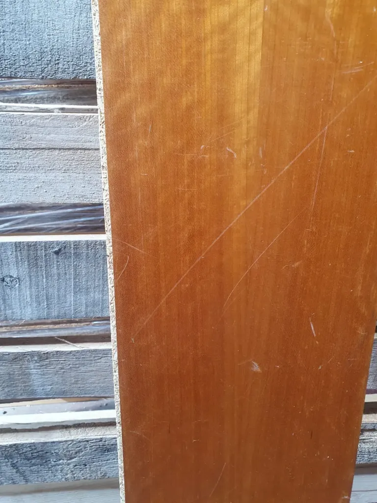 Plancher stratifié imitation bois (ton brun-orangé)