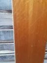 Plancher stratifié imitation bois (ton brun-orangé)